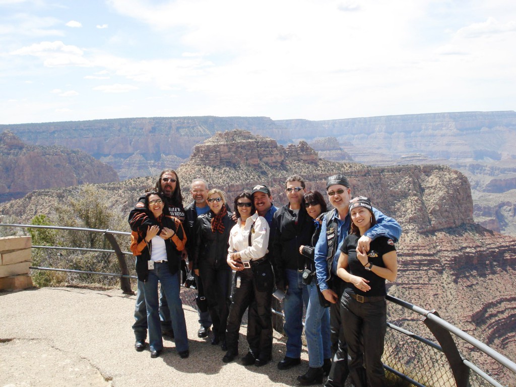 Grupo com o Grand Canyon ao fundo